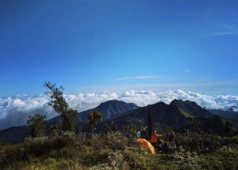 Menelisik Asal Usul dan Legenda Mistis Gunung Melihat Kalimantan