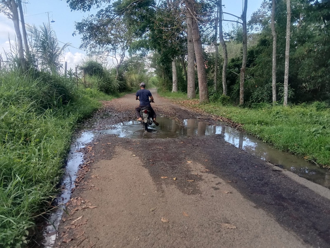 Warga Desak Perbaikan Kerusakan Jalan di Pagar Alam