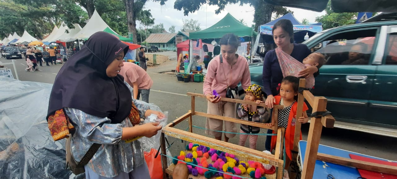 Penjual Ayam Warna-warni Raih Sukses di Pasar Malam HUT Kota Pagaralam