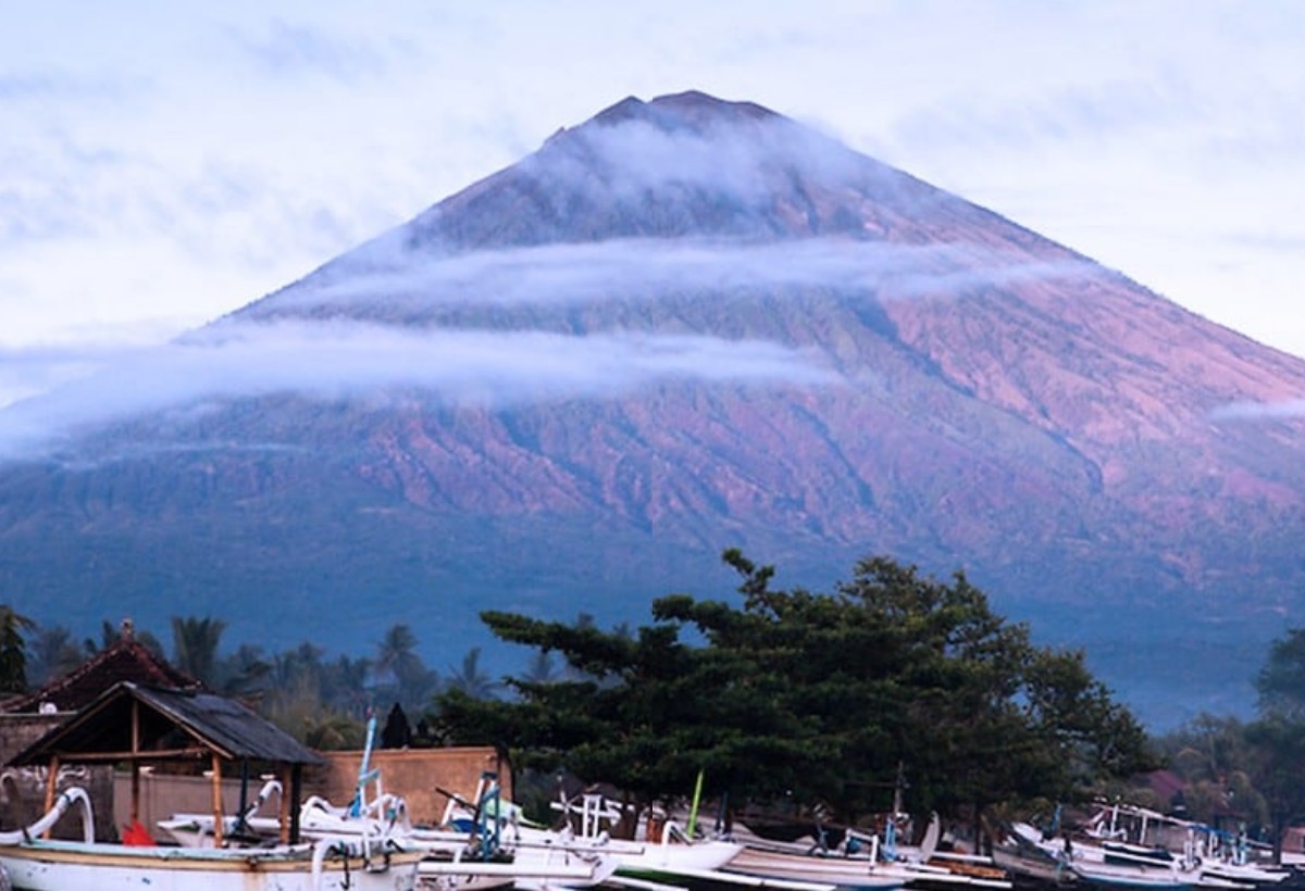 Menembus Kabut Gunung Agung, Puncak Suci yang Menyimpan Rahasia Alam