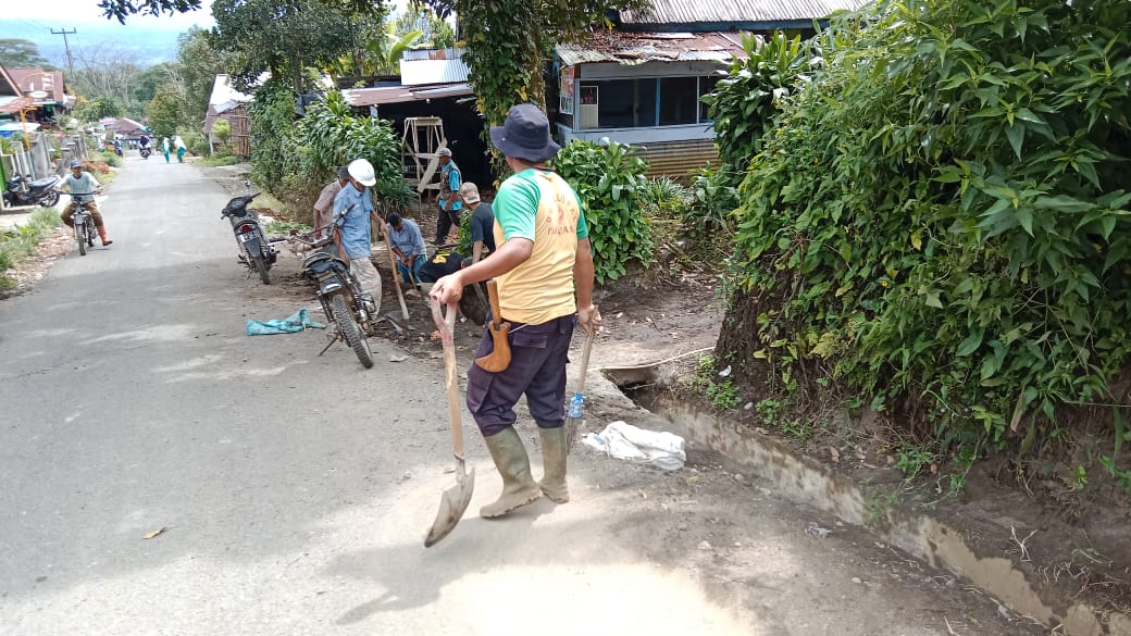 Antisipasi Banjir, Warga Dempo Makmur Gotong Royong Bersihkan Drainase