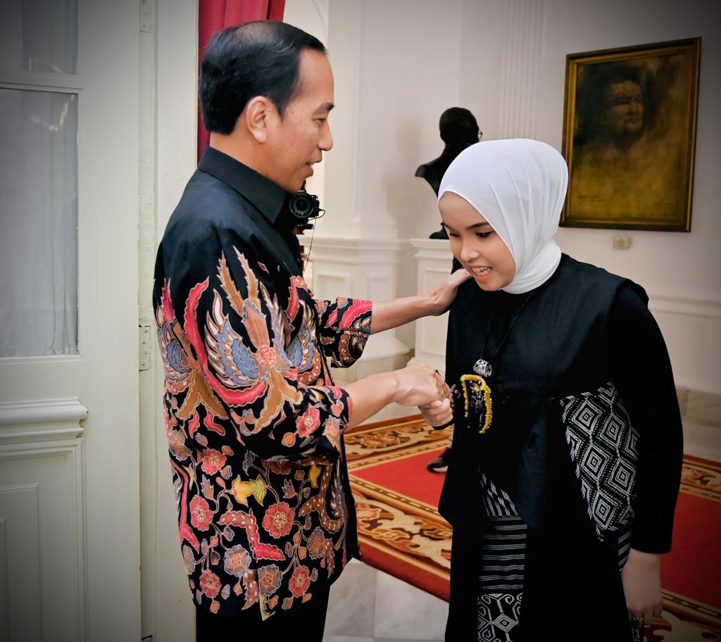 Presiden Jokowi Terima Peraih Golden Buzzer AGT 2023 Putri Ariani