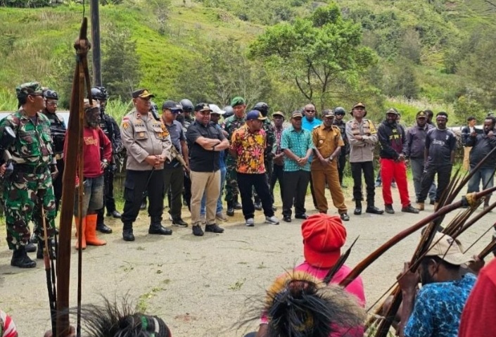 Satgas Yonif 721/Mks Bersama Pemda Tolikara Laksanakan Mediasi Pembukaan Pemalangan Jalan