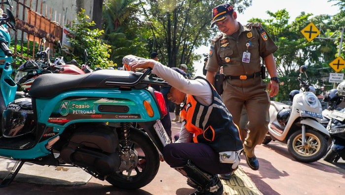 Mengganggu, Pemerintah Kota Jakarta Pusat Tertibkan Parkir Liar dan PKL di Trotoar Cempaka Putih Tengah