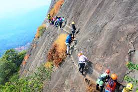 Gunung Parang Menantang! Melihat Keindahan Alam dan Petualangan Panjat Tebing di Purwakarta