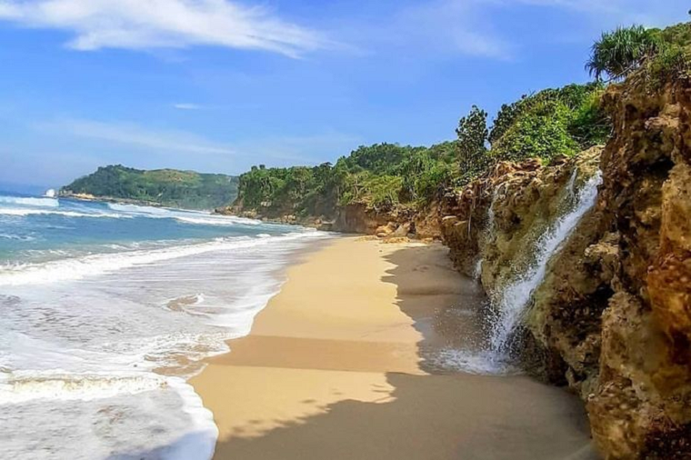 Mengapa Pantai Pacar di Tulungagung Begitu Menarik? Ternyata Ini Alasanya!