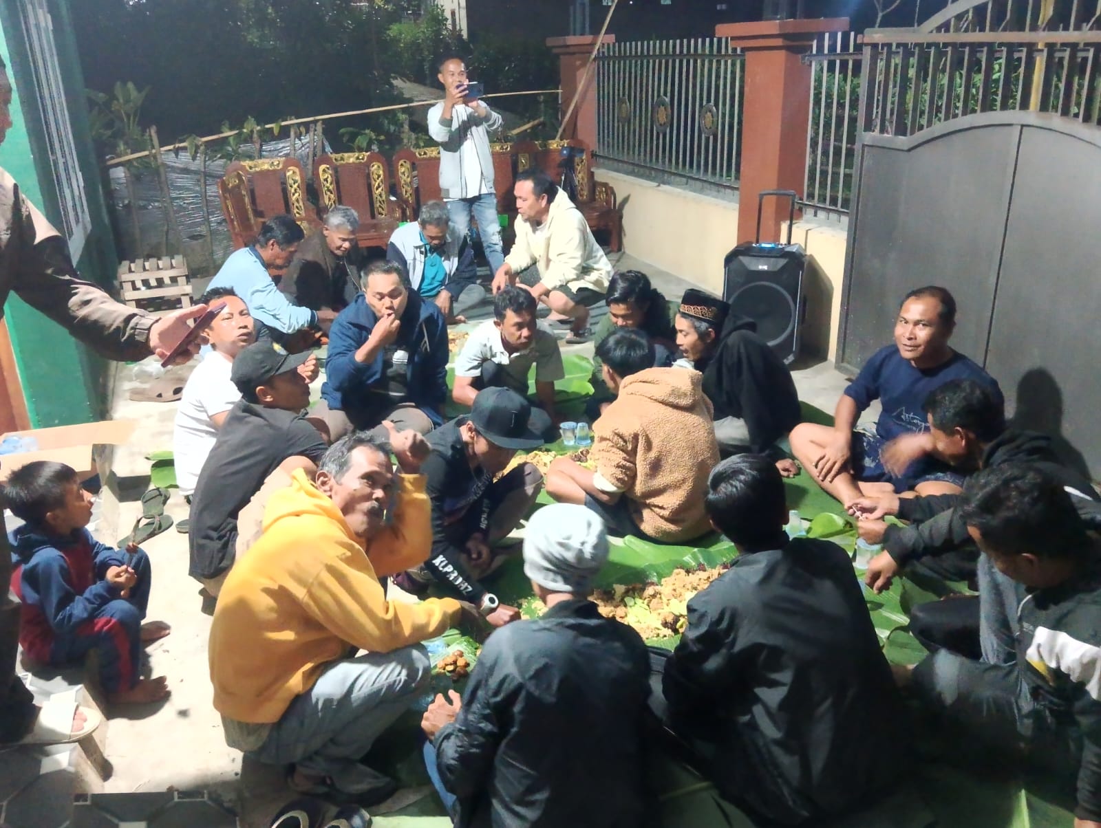 Warga RT 18 RW 06 Kelurahan Bangun Rejo Gelar Makan Liwet Bersama,Wujudkan Kebersamaan dan Keamanan Lingkungan