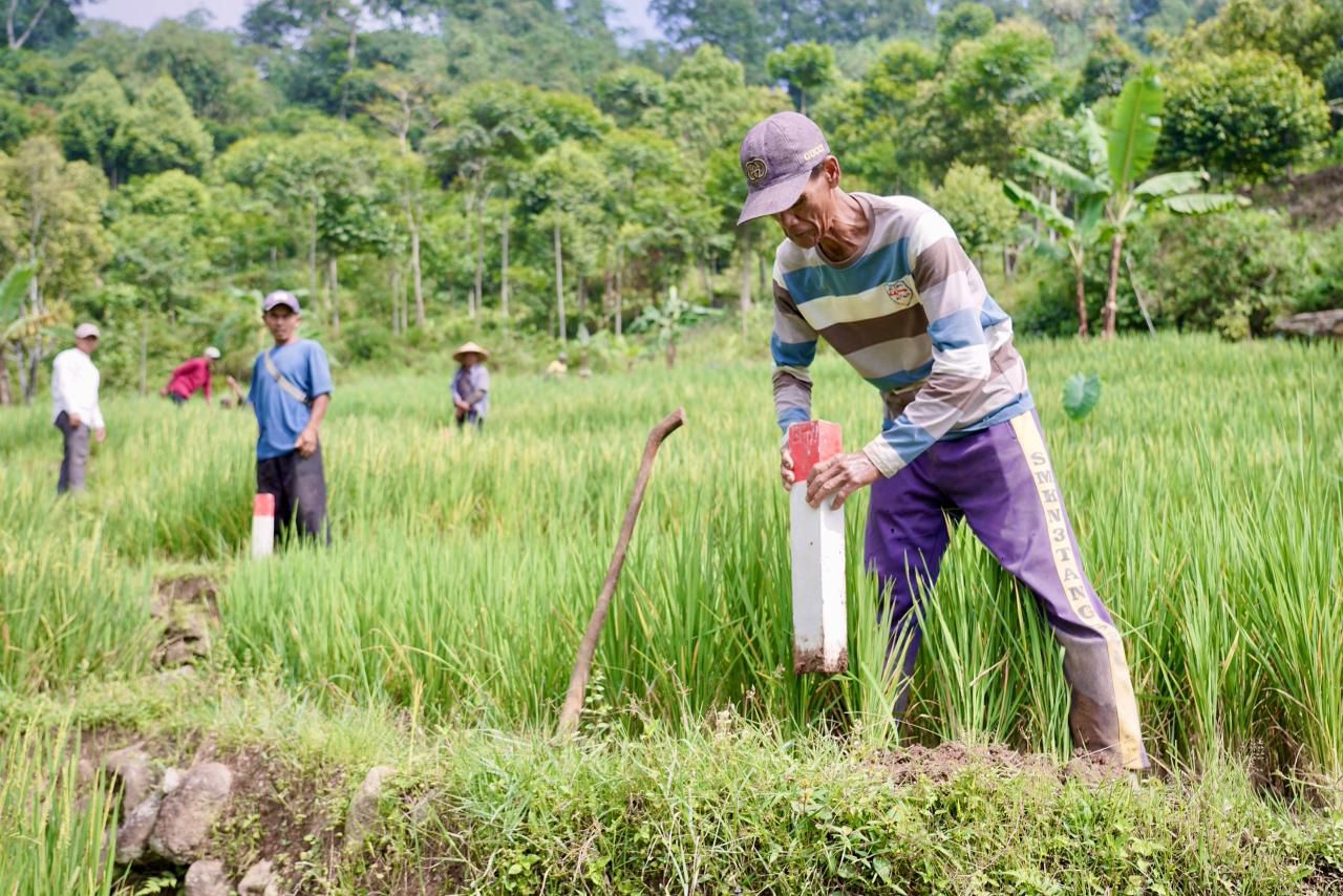 Pasang Patok, Cara Sederhana Cegah Sengketa Tanah dengan Tetangga!