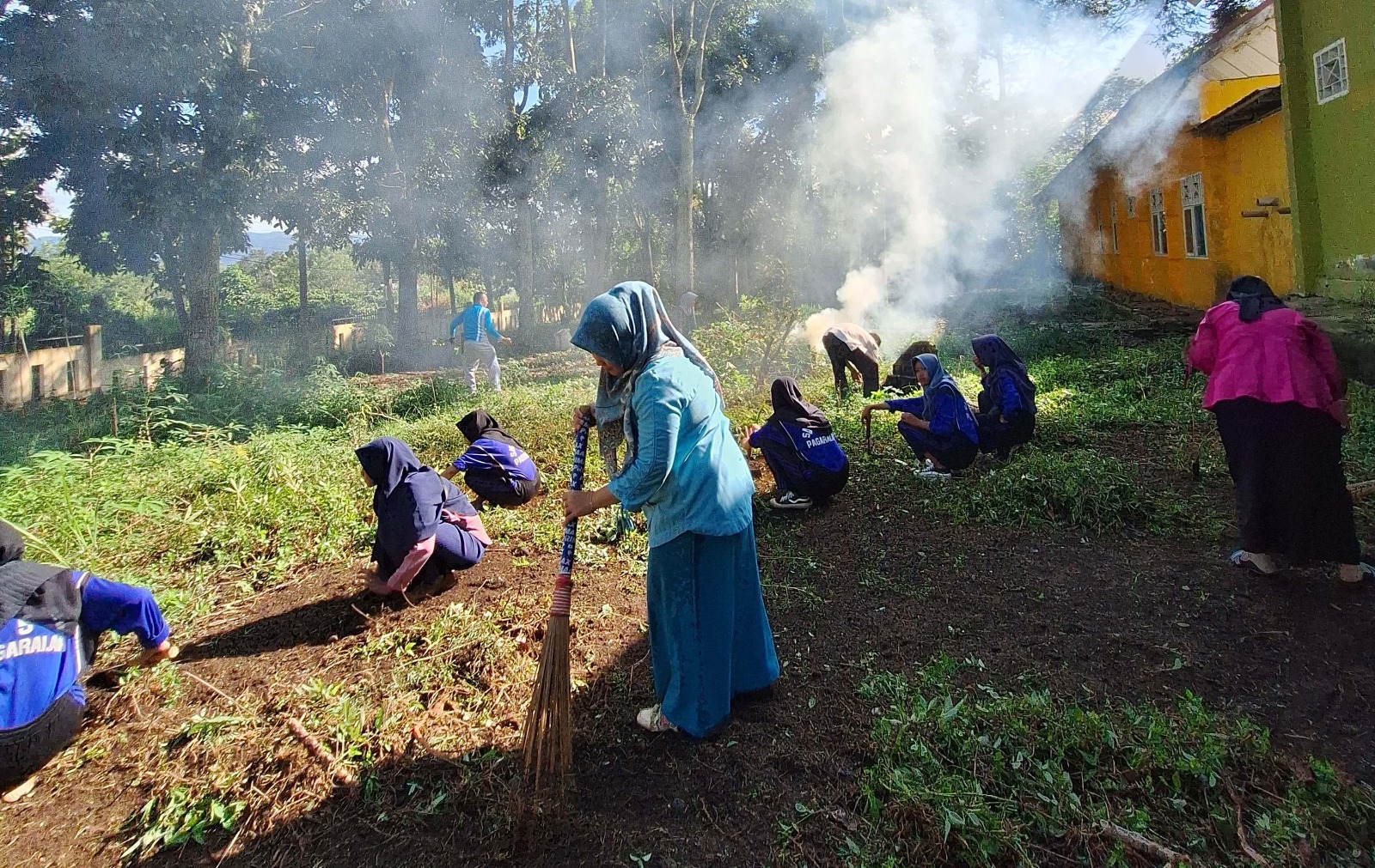 Gotong Royong Tanamkan Kebersamaan, Menciptakan Lingkungan Sekolah yang Bersih di SMAN 5 Pagaralam