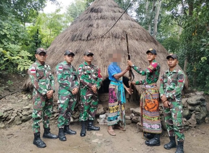 Satgas Yonkav Karimata Amankan Senpira, Serahan Warga di Perbatasan RI - Timor Leste