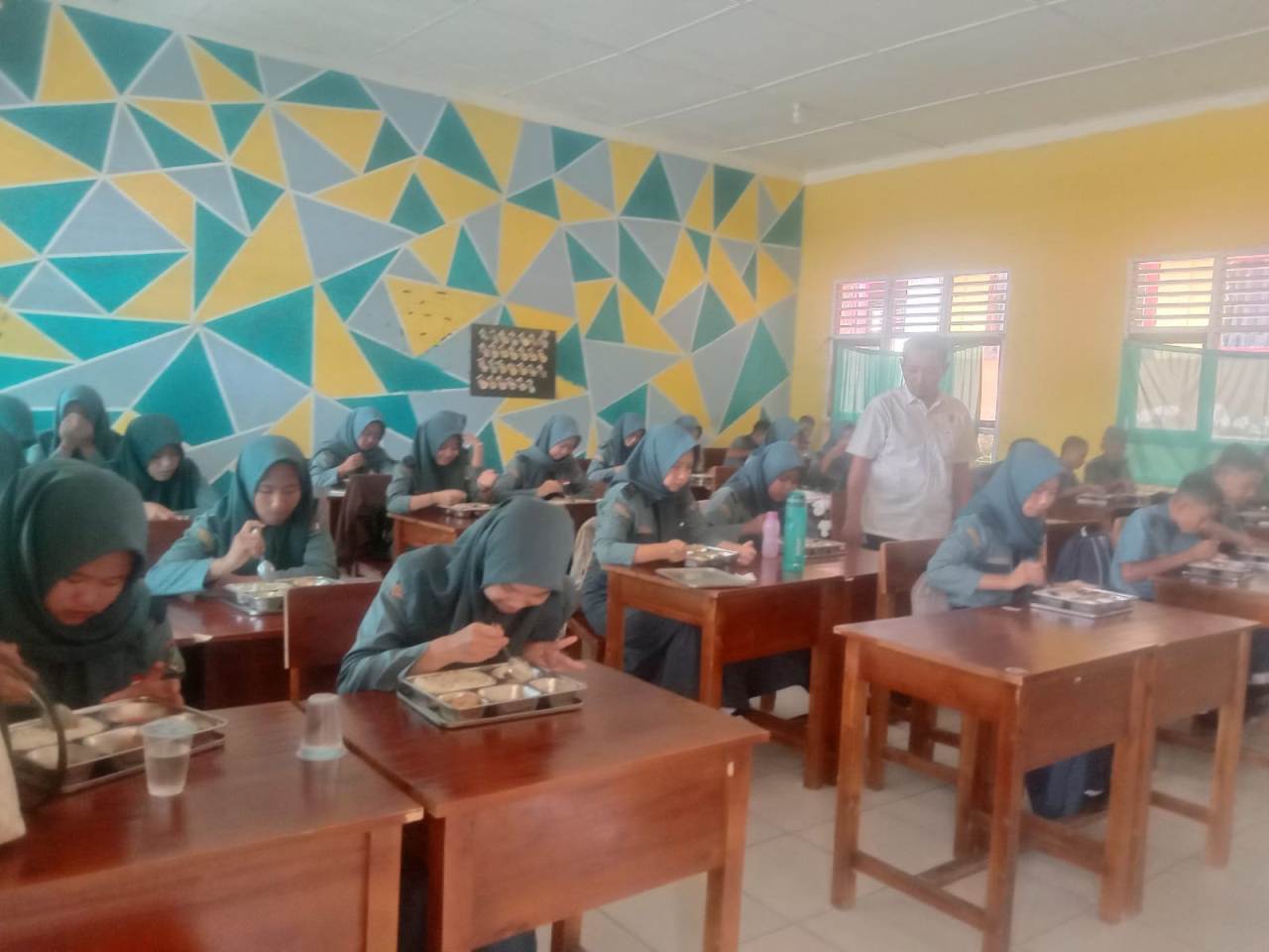 Lima Kali Dalam Sepekan, MBG Disambut Antusis Pelajar Pagar Alam