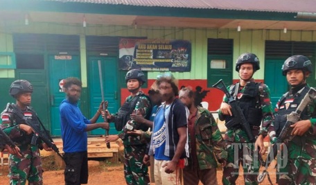 Papua Ingin Damai, Warganya Serahkan Senpi Engkeloop Kepada Satgas Yonif 725/Woroagi 