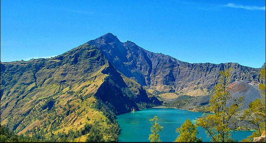 Pesona Keindahan Gunung Rinjani dan Danau Segara Anak, Wisata Alam Indonesia yang Memukau