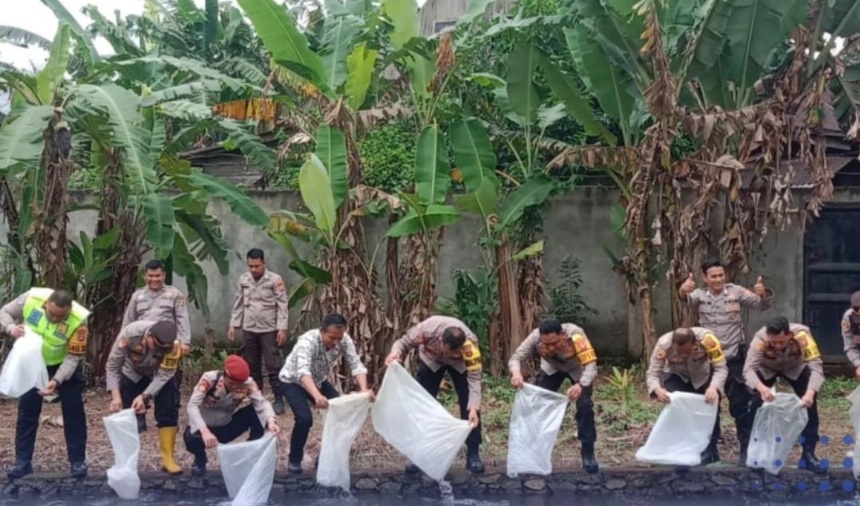 Polres Pagar Alam Tebar Bibit Ikan, Tingkatkan Ketahanan Pangan Masyarakat