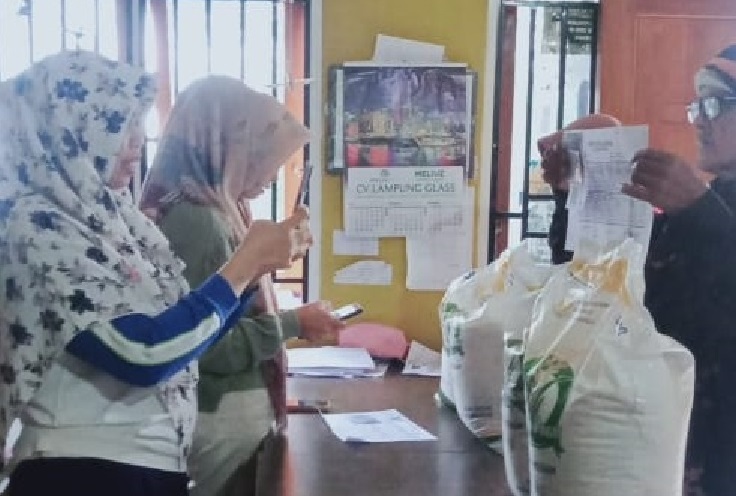 Ambil Bantuan Beras 20 Kg, Warga Rela Tunjukkan KTP dan KK