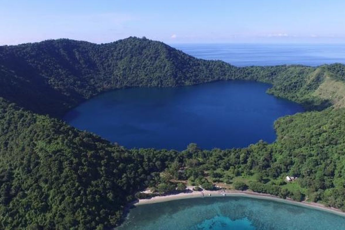  Danau Satonda: Sejarah Alam dan Legenda Mistis Pulau Vulkanik yang Menawan
