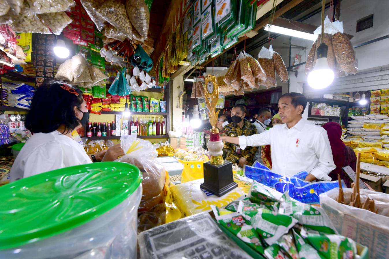 Presiden Jokowi Cek Harga Bahan Pangan di Pasar Wonokromo