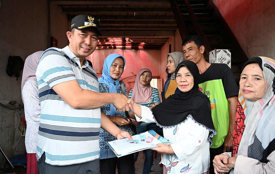 Wako Serahkan Dokumen Kependudukan kepada Korban Kebakaran