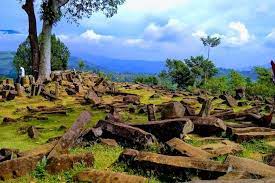 Megalit Ajaib Gunung Padang, Pesona Kekuatan Prasejarah Tanah Jawa, Batu Kujang dan Semen Purba Salahsatunya!