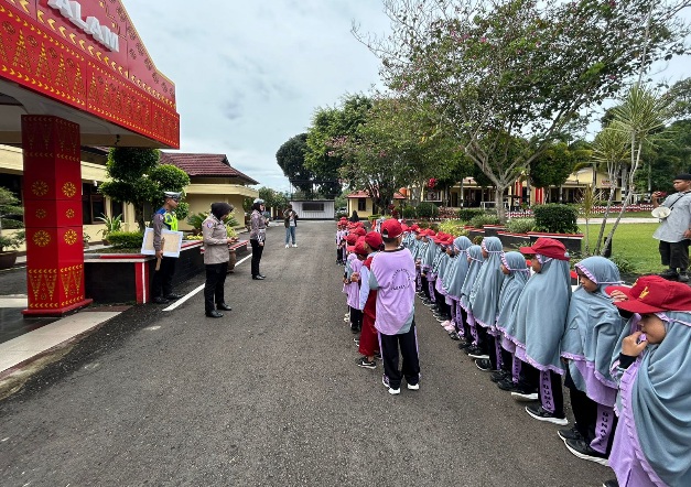 Tanamkan Keselamatan Sejak Dini, TK Bunaya Outing Class ke Polres Pagar Alam