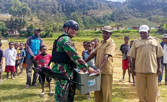 Luar Biasa, Satgas Yonif 721/Mks Berikan Bantuan Perlengkapan Siswa SD di Papua