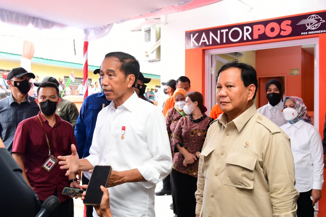 Presiden Jokowi Tinjau Penyerahan Bantuan Sosial di Kantor Pos Kepulauan Aru