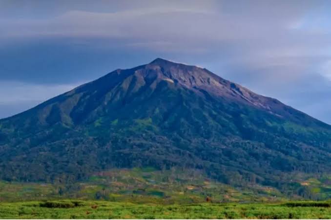 Gunung Kerinci: Sejarah Nama dan Kisah Mistis di Balik Puncak Tertinggi Sumatra