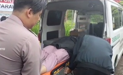 Motor Tergelincir, Wisatawan Ini Dievakuasi ke Puskesmas Oleh Petugas Pospam 