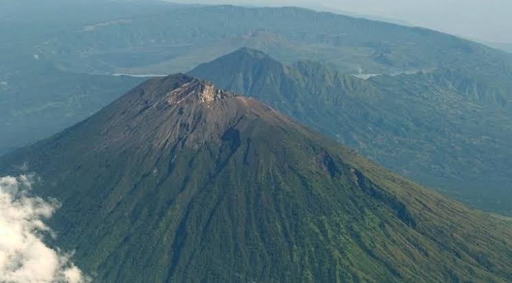 Jangan Sembarangan! Segitiga Bermuda Indonesia dan Makam Keramat Ada di Puncak Gunung Salak