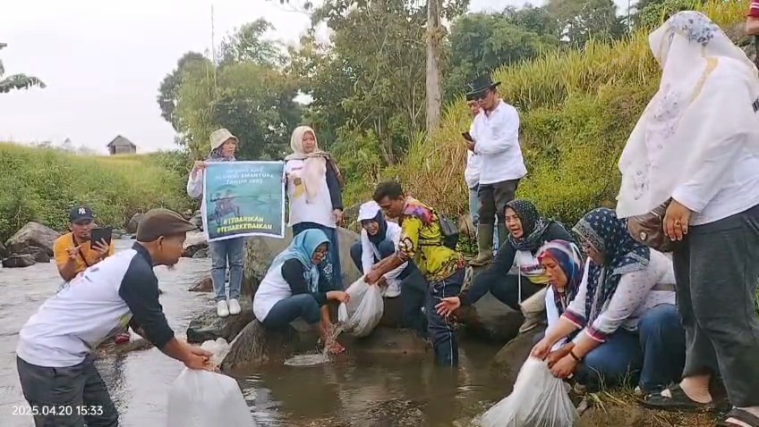 9.500 Ekor Ikan Ditebar di Sungai Pagar Alam, SMANSTUPA 95 Jaga Ekosistem Alam