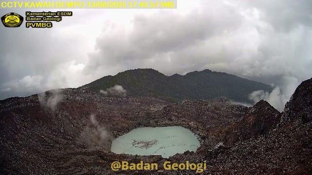 Permukaan Kawah Merapi Dempo Longsor, Penjelasn Petugas Pemantau GAD Begini