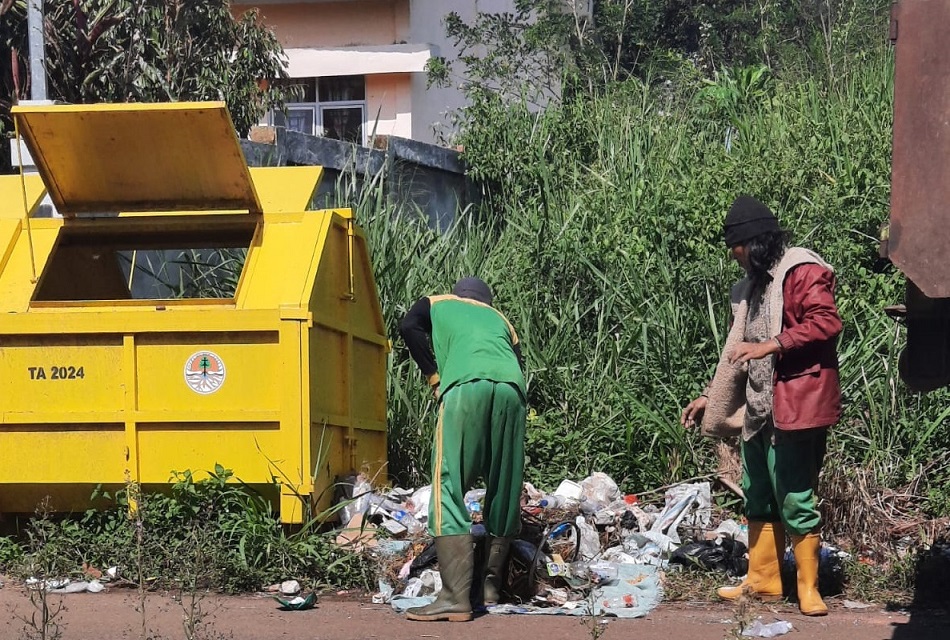Buang Sampah Didalam Kontainer