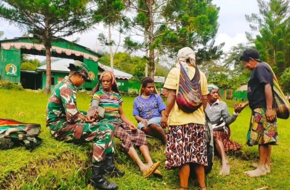 Peduli Kesehatan Warga Papua, Satgas Yonif 200/BN Gelar Layanan Kesehatan Keliling