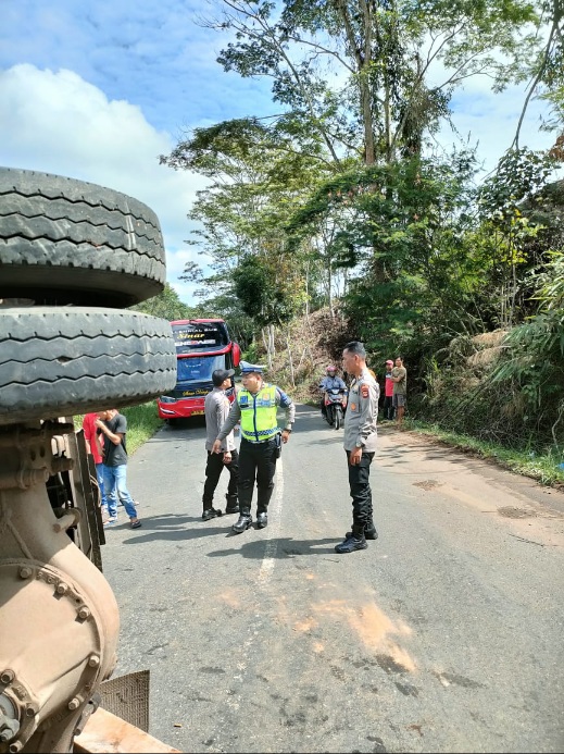 Duuar Ban Meletus, Truk Sarat Muatan Terguling di Jalan Lintas Muara  Tenang