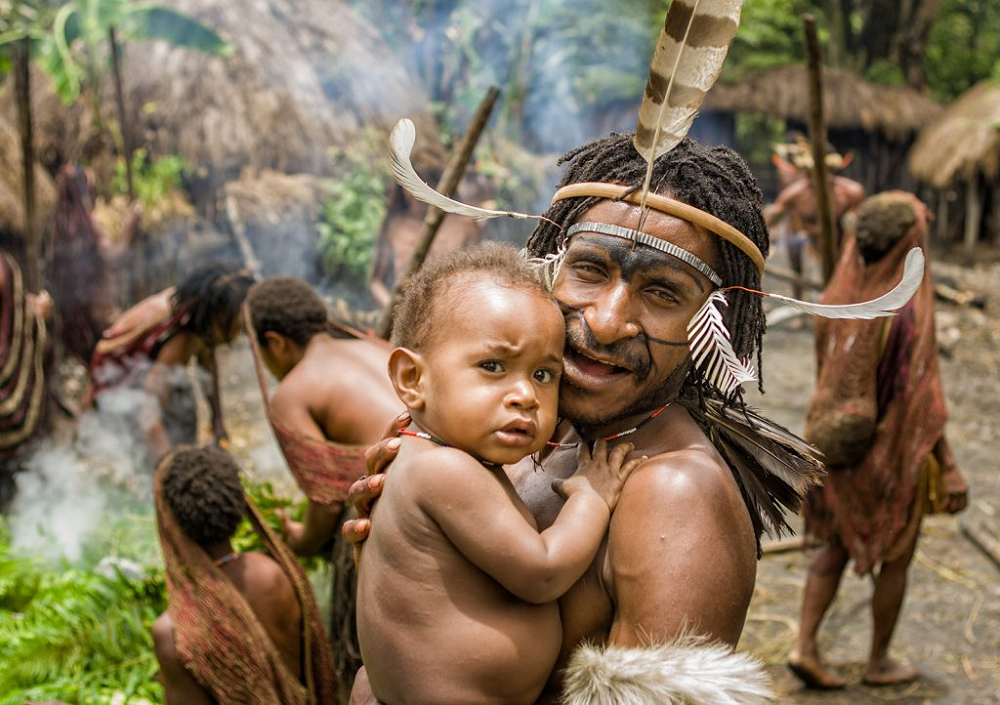 Laki-laki Menyusui Bayi, Kebudayaan Suku Aka yang Menarik Perhatian Dunia!