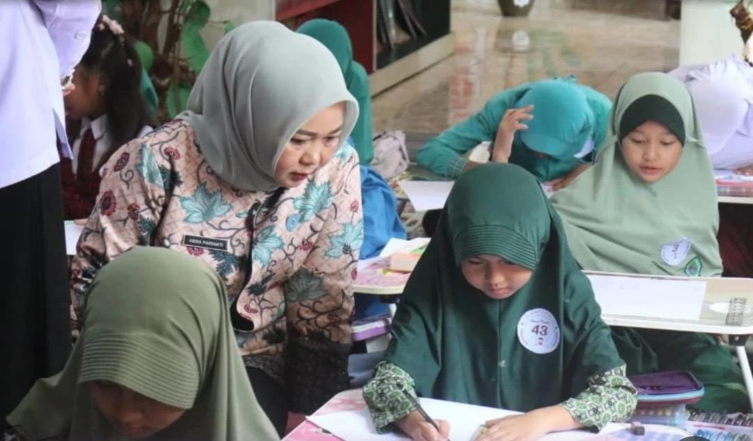 Bunda Literasi Kota Pagar Alam, Hera Parianti Ludi Tinjau Lomba Mewarnai Tingkat SD se-Kota Pagar Alam