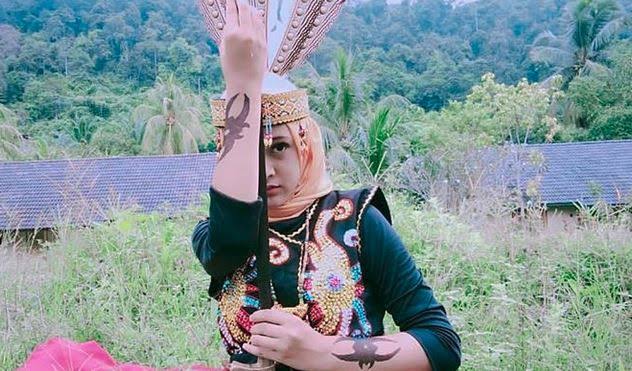 Keunikan Suku Nusantara, 5 Tradisi Di Indonesia Ini Bikin Lelaki Untung Banget!