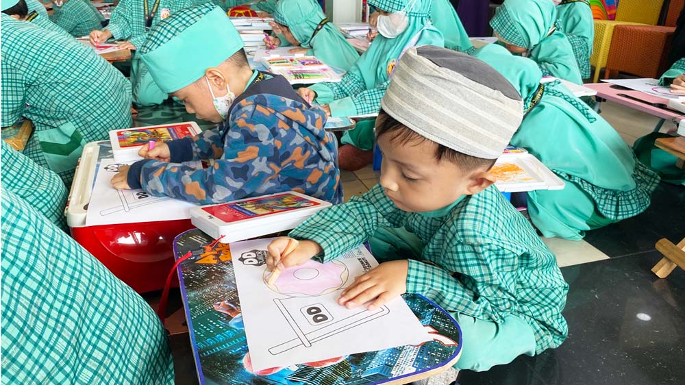 Prioritaskan Bahasa Arab dan Inggris