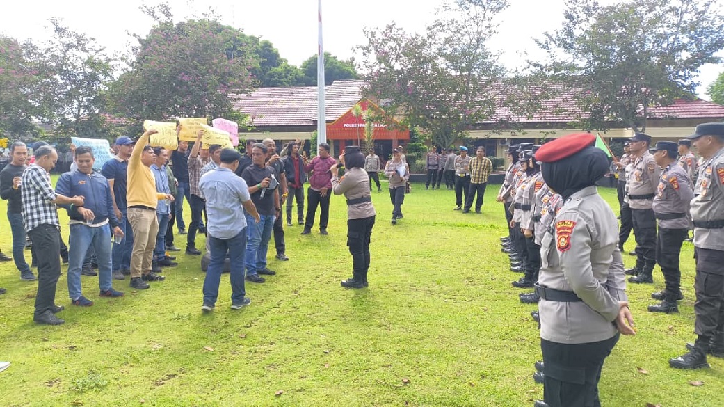 Mako Polres Diserbu Demonstran Berujung Anarkis, Rantis AWC Bubarkan Kerumunan Massa 