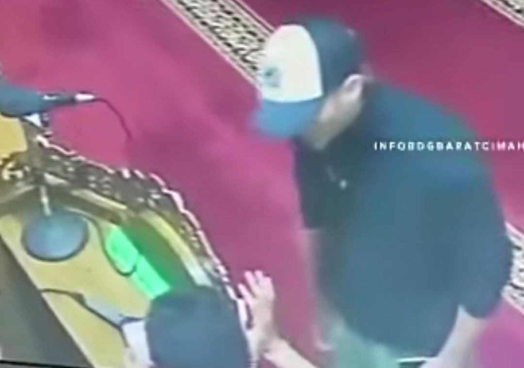 Miris! Bule Marah dan Meludahi Petugas Masjid di Bandung Saat Menyetel Bacaan Al Qur'an