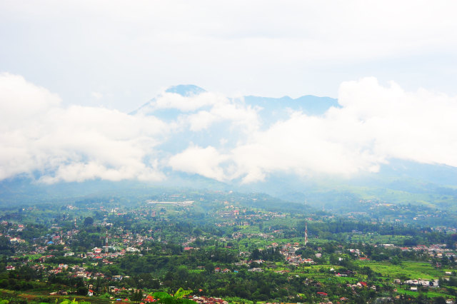 Mengulik 4 Makam Misterius di Puncak Gunng Salak, Inilah Nama Makam Tersebut