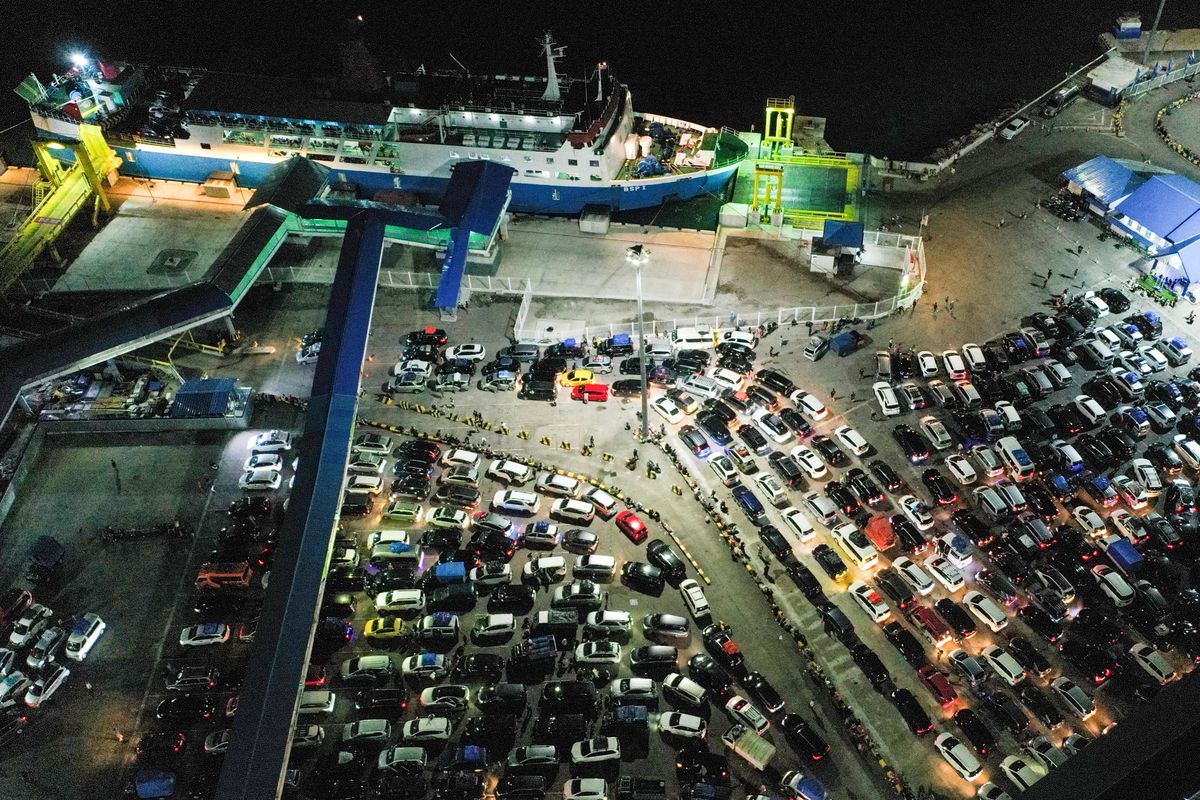  7.300 Kendaraan Antre Panjang di Pelabuhan Merak Akibat Kendaraan Tanpa Tiket