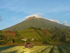 Selain Keindahan Alam yang Mengagumkan, Gunung Slamet Juga Punya Legenda Memikat Ini!