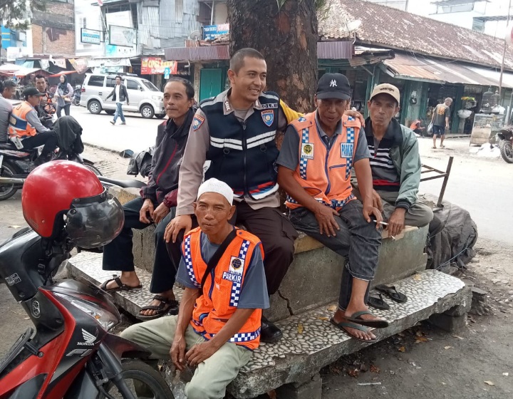 Sambang ke Juru Parkir, Bhabinkamtibmas Ajak Cegah Kejahatan 3C