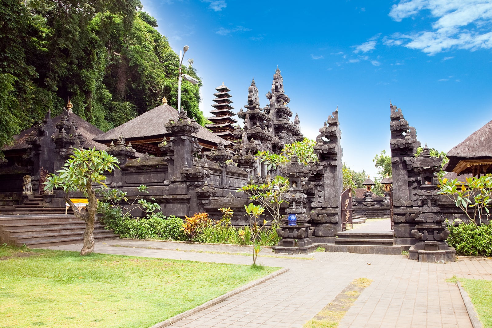 Dianggap Tempat Sakral, 10 Pura di Bali ini Menarik Perhatian Para Wisatawan 