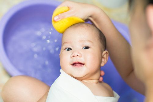 Bunda Kamu Harus Tau! Begini 7 Cara Melebatkan Rambut Bayi Secara Alami dan Efektif 