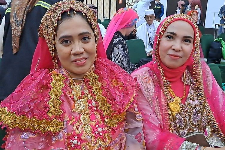 Tampil Glamor, Gaun Mewah Hingga Emas Berlapis, Jemaah Haji Makassar Kembali dengan Nuansa Berbeda