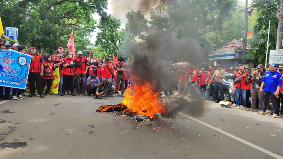 Bakar Ban Wujud Protes Ketidakjelasan UMSP,  SPSI Sampaikan 7 Tuntutan Ini