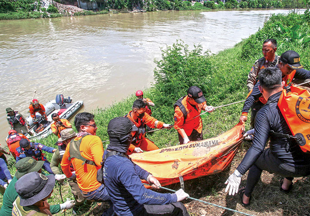 Area Pencarian Diperluas, Temukan Dua Korban Tenggelam di Kali Jagir