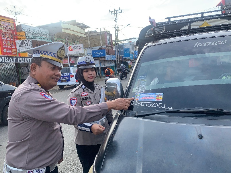 Ajak Masyarakat Disiplin Berlalu Lintas, Polres Pagar Alam Lakukan Pemasangan Stiker Edukasi